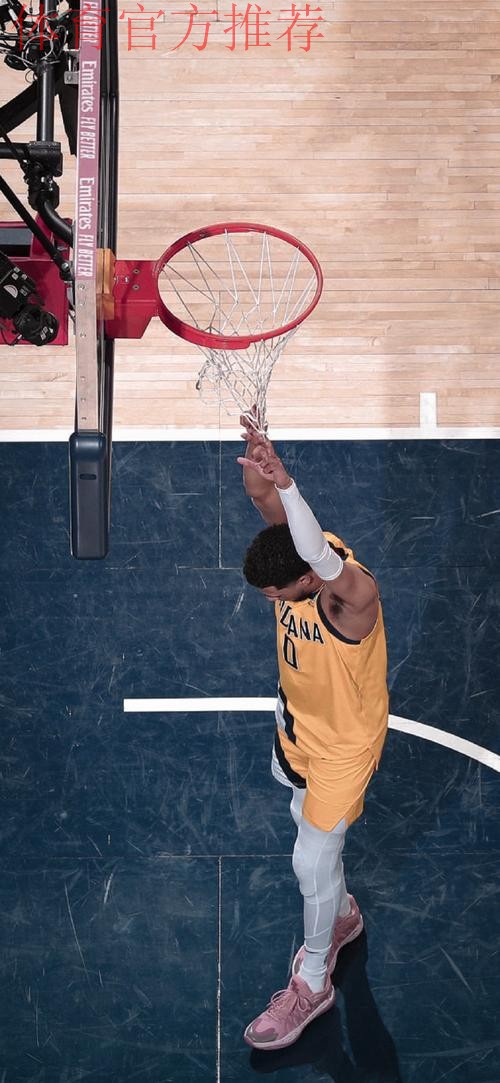 福克斯中路突篮下 以一打三上篮命中 福克斯中路突篮下 以一打三上篮命中